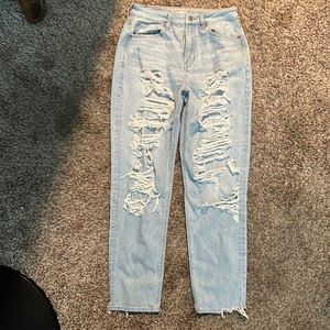 Light washed boyfriend jeans